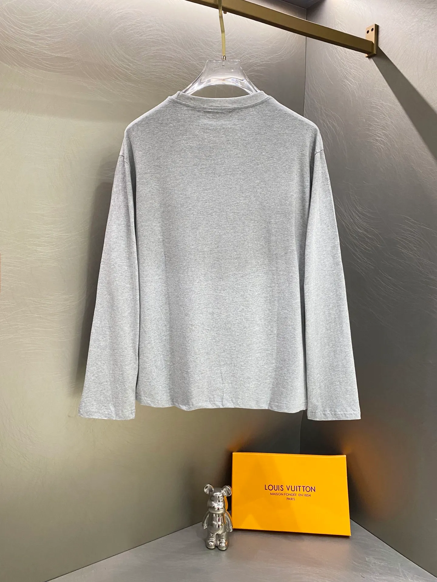 Autumn is a base layer that can be worn all year round. Acne Studios men's and women's Same Style distressed washed round neck loose long-sleeved T-shirt is made of customized G 32s 85% snowflake cotton + 15% linen blended fabric with a comfortable upper body feel. Custom-woven and dyed yarn, the color is 100% consistent. The logo adopts a specially imported screen glue printing process. The small print on the chest pocket highlights ACNE's small features. The entire set of accessories is independently developed, and every small detail is perfectly presented. Retro distressed style uses White as the base color collar, and the upper body uses a unique tea dyeing process to give a natural and Retro tone. The printing is particularly strong and not easy to fall off after high temperature fixation. Fabric customization: gram snowflake cotton, garment dyeing + hand-grinding holes + sand blasting + 1:1 customization 100% reduction! The right product on the market! The fabric is super soft for men and women Same Style ACNE Pocket Print Long Sleeve Color: Black White Pink Navy Blue Gray Size：S-XL